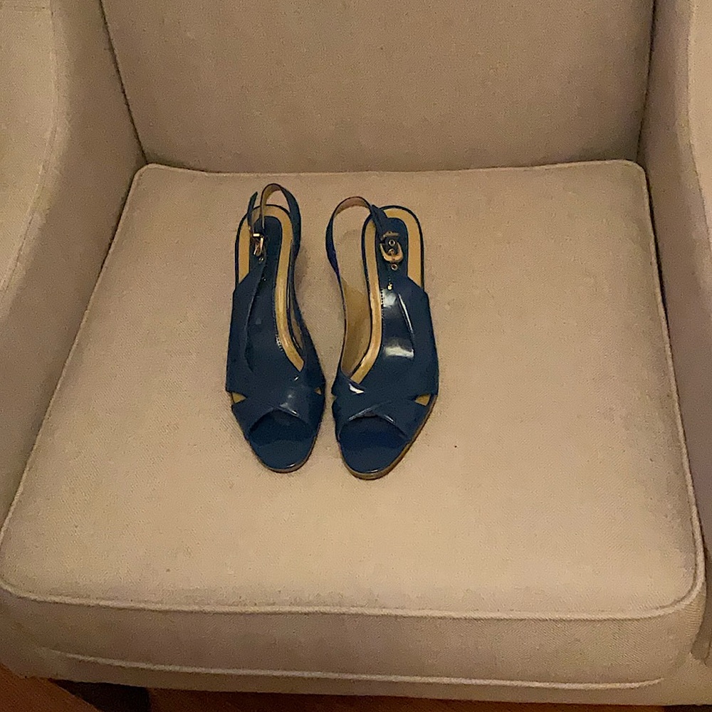 CHADWICKS BRIGHT BLUE PATENT LEATHERETTE SANDALS SIZE 8 1/2 M.